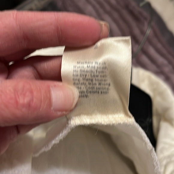 Womens size medium white quilted feel robe approx 63” from shoulder to bottom - Picture 6 of 7